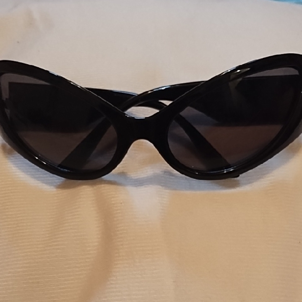 Chic Black Sunglasses
